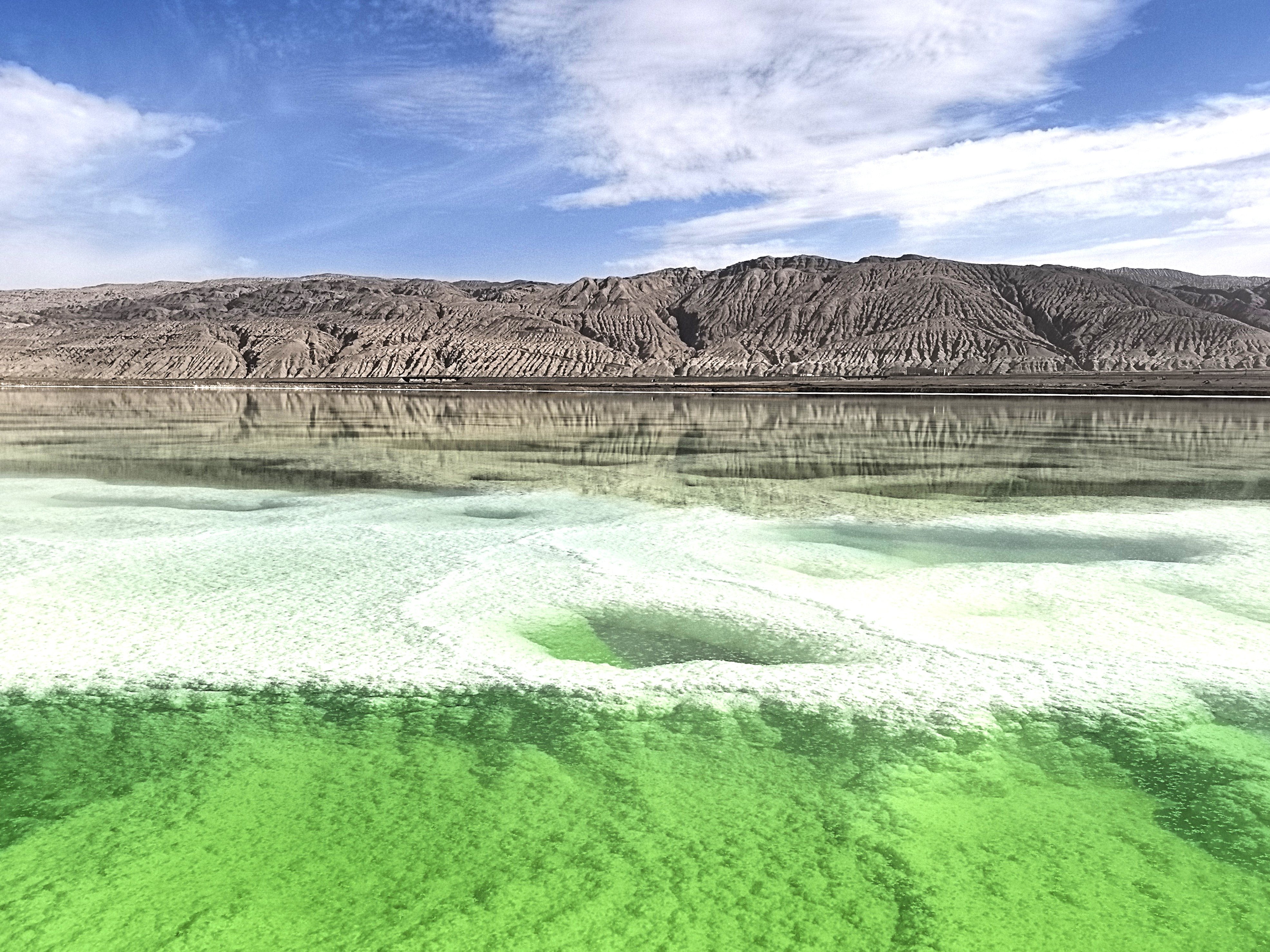 写真特集＞エメラルドグリーンに輝く茫崖翡翠湖、鉱物の濃度により