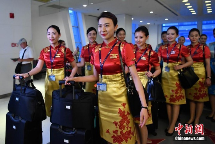 アモイ航空、CAのチャイナ・ドレス風新制服を披露―中国