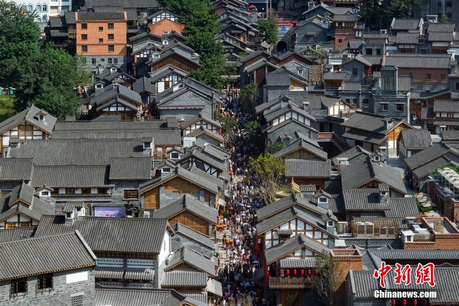 重慶の十八梯伝統風貌区の再公開初日、詰めかける観光客―中国