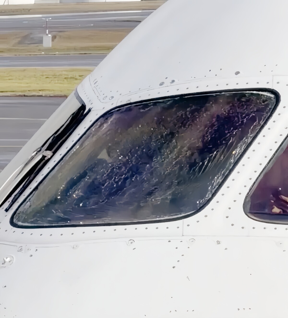 離陸して間もなく操縦席の窓にひび、海南航空機がブリュッセル空港に