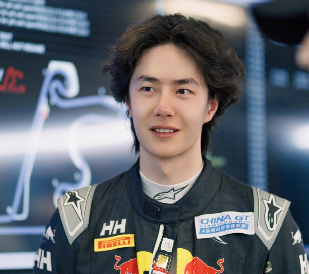 俳優・歌手・プロレーサーの三刀流、ワン・イーボー「Forbes 30 Under 
