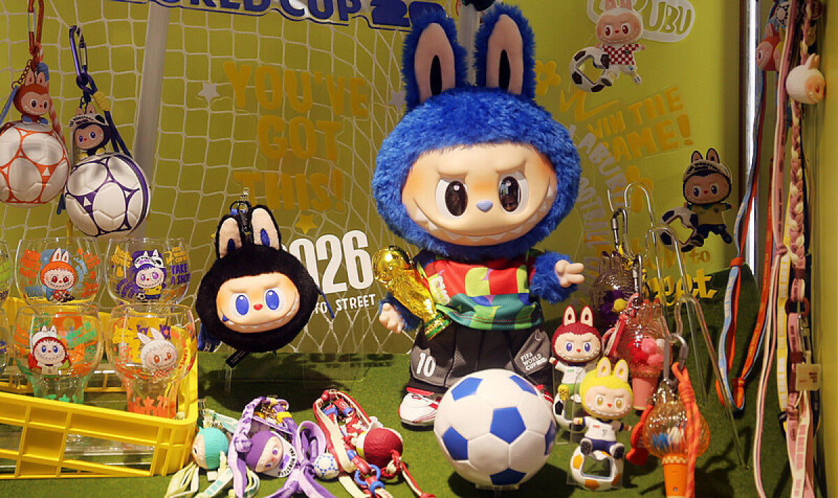 サッカーW杯とポップマート「ラブブ」アートトイのコラボ製品が登場