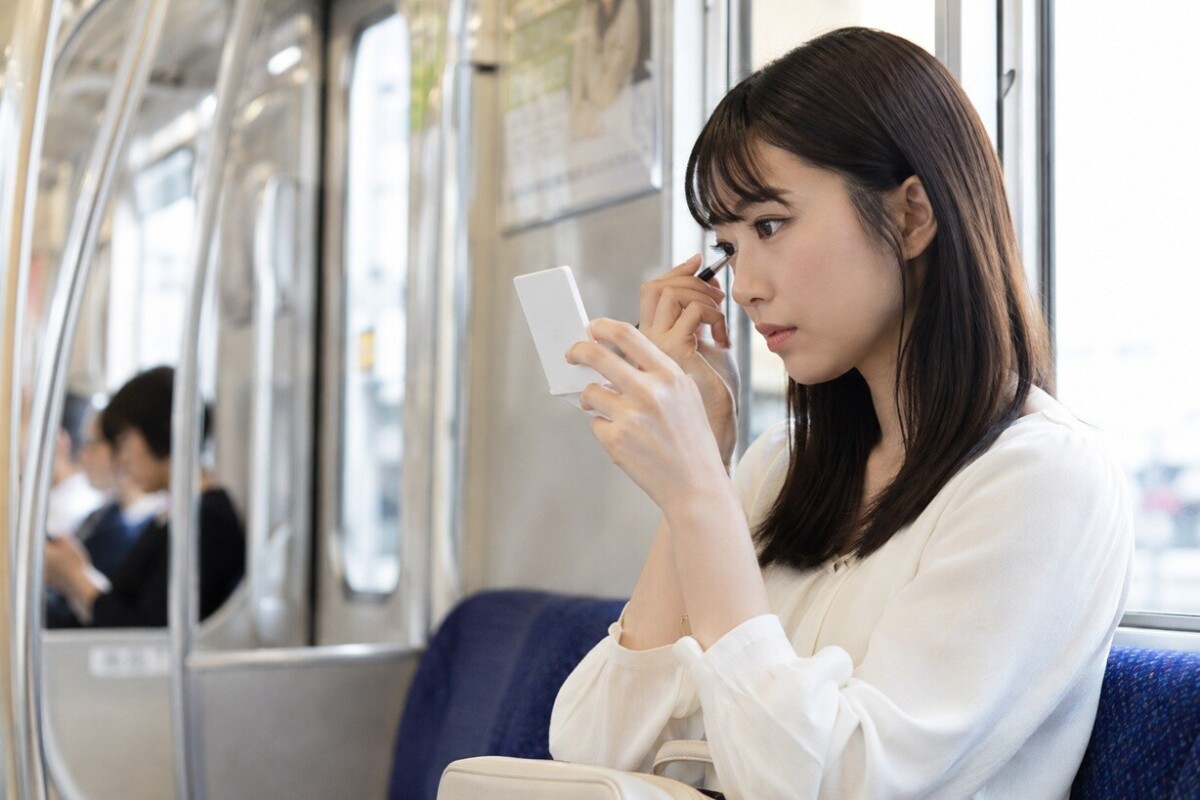 電車 内 化粧