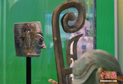 三星堆で出土した青銅人頭像が「奮進新時代」テーマ成果展で初公開―中国