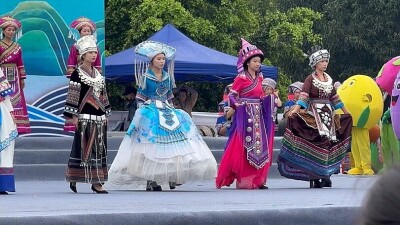 少数民族衣装 広西チワン族自治区の旅：民族衣装は一式76万円！春祭り「三月三」で