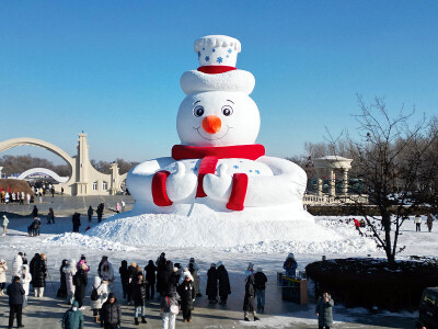4000立方メートルの雪で作った巨大雪だるまが太陽島に登場―中国