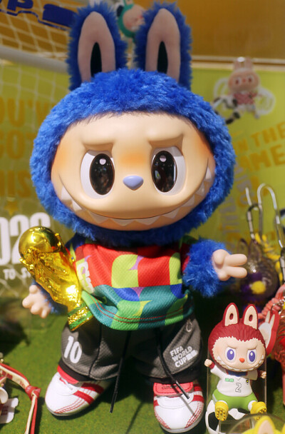 サッカーW杯とポップマート「ラブブ」アートトイのコラボ製品が登場