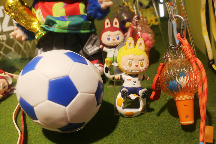 サッカーW杯とポップマート「ラブブ」アートトイのコラボ製品が登場